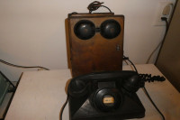 Téléphone ancien en bois et son combiné séparé