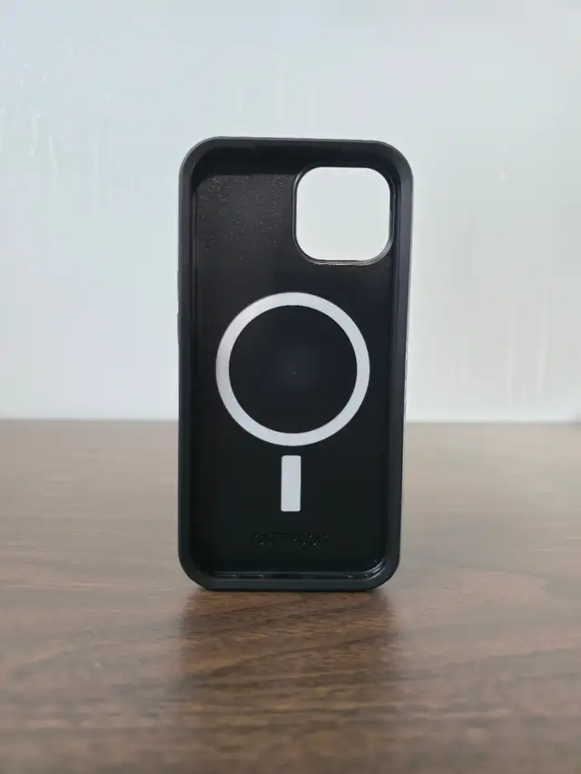OtterBox iPhone 15, 14, & 13 Symmetry Series Case in Cell Phone Accessories in Stratford - Image 4