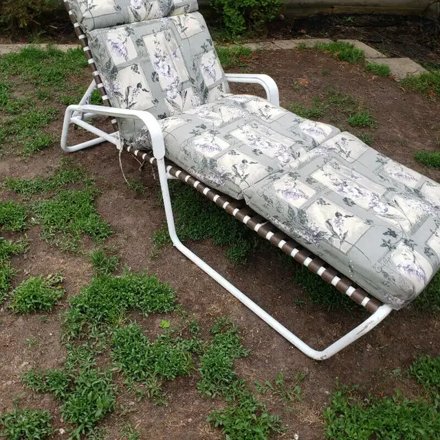 * CHAISE firmer CUSHIONS FOR OUTDOOR LOUNGER PAD - LIKE NEW * in Patio & Garden Furniture in City of Toronto - Image 3