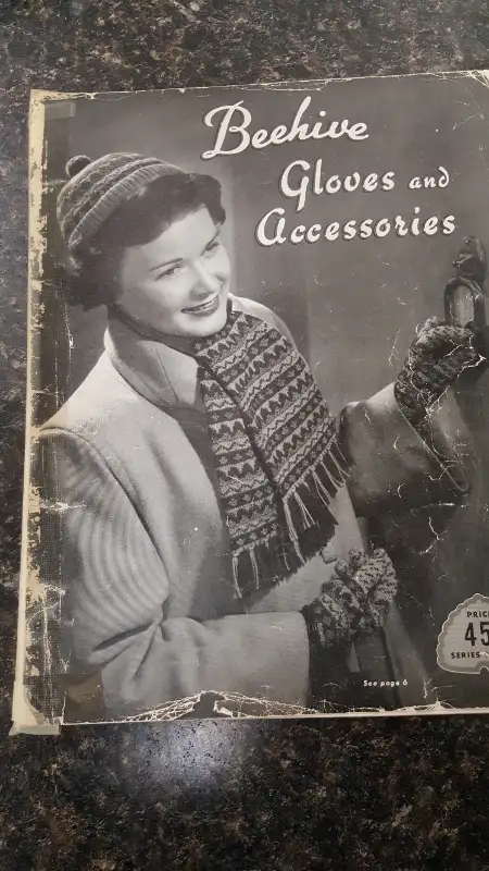 VINTAGE LOT OF  4 KNITTING BOOKS BEEHIVE GLOVES BABY TOYS in Hobbies & Crafts in Barrie - Image 6