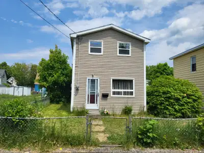 2 storey 3 bedrooms house located in downtown North Sydney for rent. It comes with appliances,two to...
