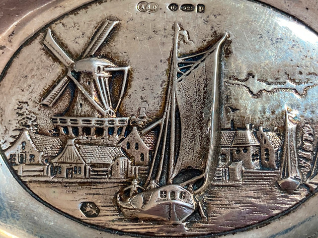 STERLING SILVER ASHTRAY - HOLLAND SCENE 1/2 - ONE FROM A PAIR dans Art et objets de collection  à Longueuil/Rive Sud - Image 3