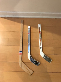 3 mini hockey sticks - 3 bâtons de hockey mini 
