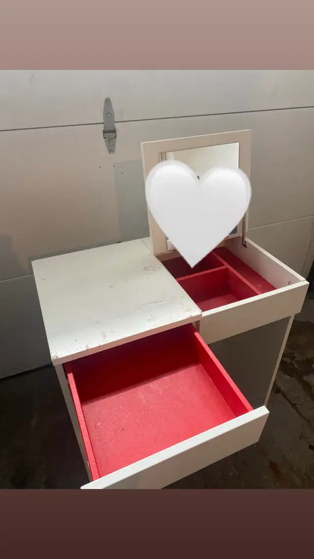 White Vanity Table in Desks in Ottawa - Image 3