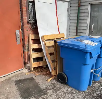 Free pallets @ 800 Bank St., View more