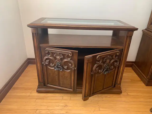 Beautiful Dining Room Set in Dining Tables & Sets in Hamilton - Image 4