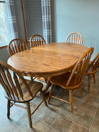 Expandable Oak Dining room table - 2 leafs, 4 chairs