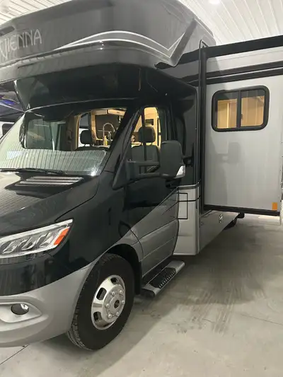 2021 Mercedes/Renegade Vienna Package. 11000 kms. FWS with recliners. Unit is in Beautiful shape sto...