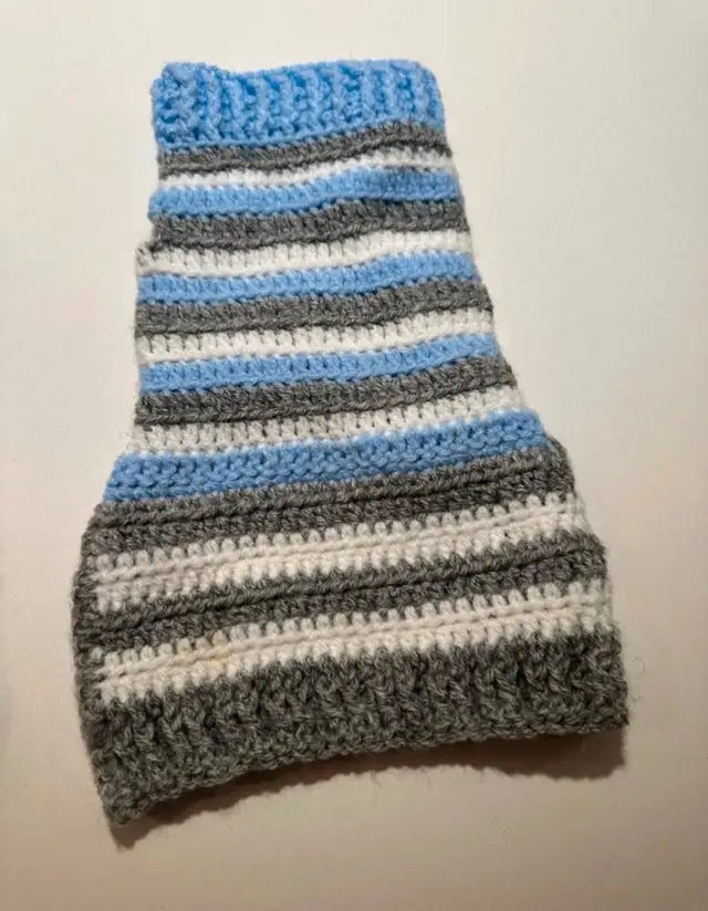 10" Dog Handknit Sweater-Small in Accessories in Oakville / Halton Region - Image 2