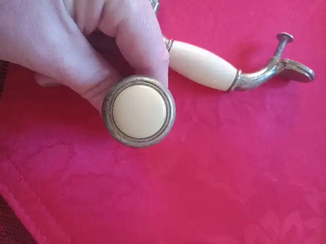 Cupboard handles and knobs in Cabinets & Countertops in Summerside - Image 4