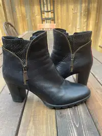 boots  size 37.5