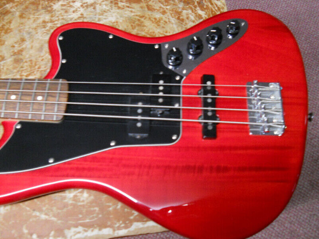 Fender Squire Jaguar Active Passive Bass New dans Amplificateurs et pédales  à Laval/Rive Nord - Image 2
