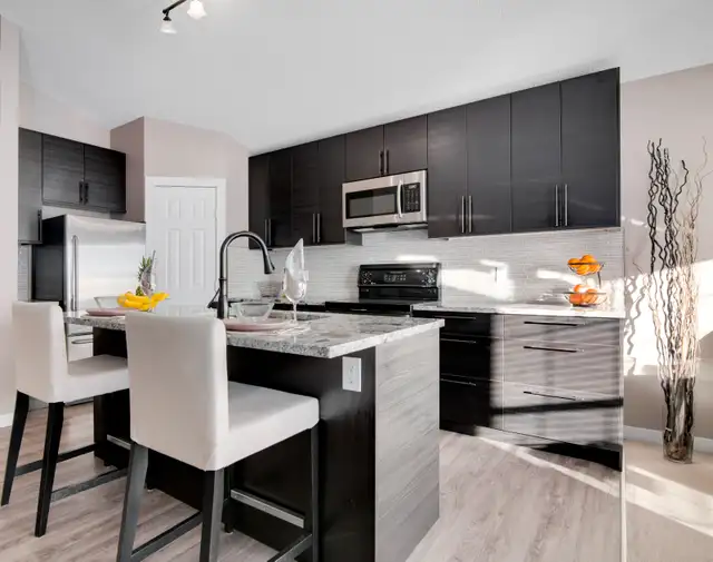 SHOW HOME QUALITY - 2 BED FULLY FURNISHED MAIN FLOOR HOME!!