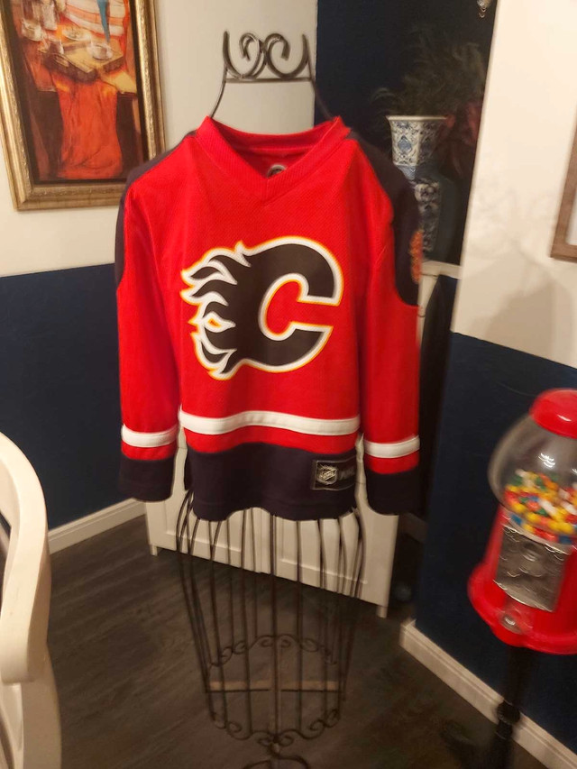 Calgary Flames youth jersey Gaudreau size 4/5 in Hockey in Calgary - Image 4