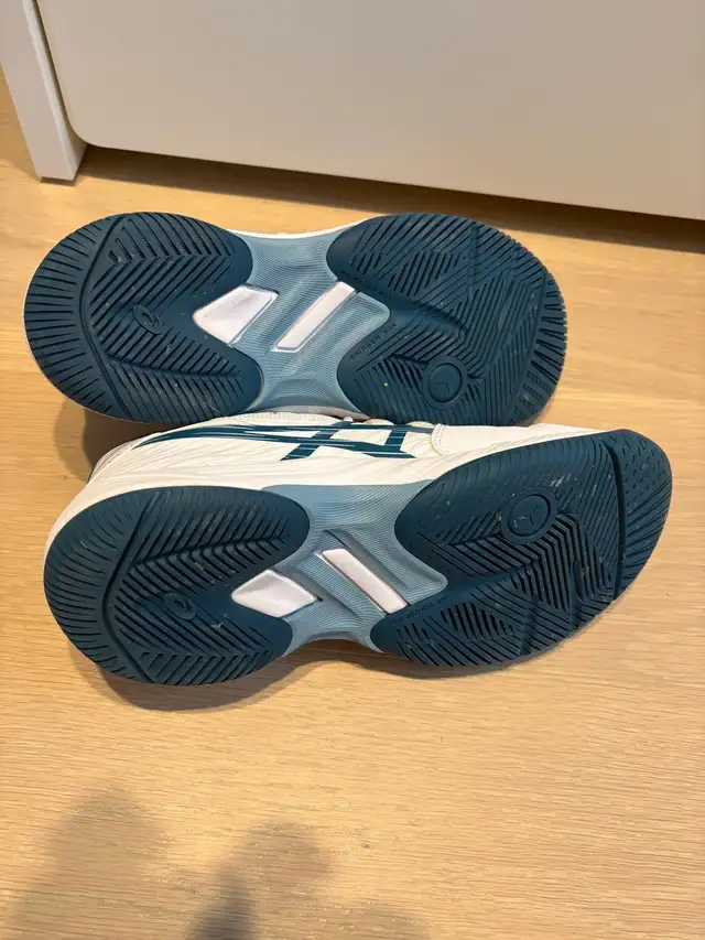 ASICS boys Gel Game-9 court shoes, size 5 in Kids & Youth in Markham / York Region - Image 4