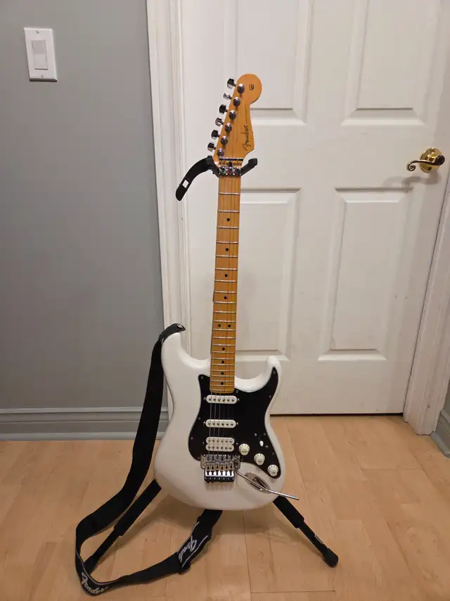 Fender Player Stratocaster HSS Floyd Rose with PRS gig bag $1100 in Guitars in Mississauga / Peel Region - Image 2