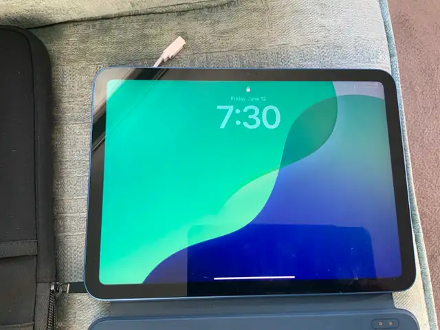 IPAD Generation 10 including air pods in iPads & Tablets in Ottawa - Image 3