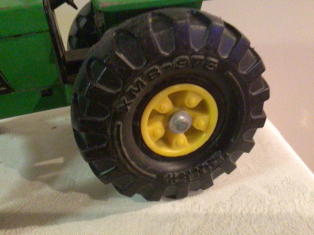 Large Pressed Steel Tonka Tractor in Toys & Games in Edmonton - Image 3