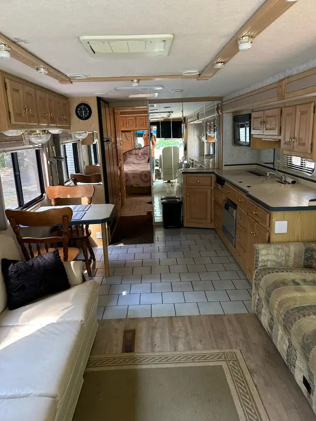 1999 Monaco Diplomat - 38’ Motorcoach - NEW MVI - MUST SELL in RVs & Motorhomes in Bridgewater - Image 4