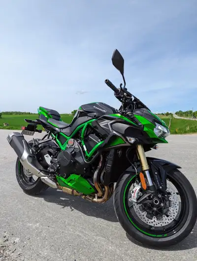 Selling my 2022 Kawasaki Z H2 SE, the top-of-the-line supercharged hyper-naked with KECS electronic...