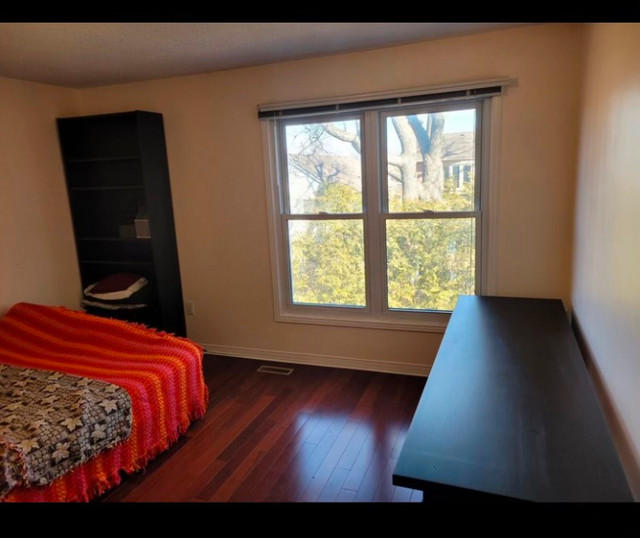 Room for rent for female student,  Erin mills parkway/folkway in Room Rentals & Roommates in Mississauga / Peel Region - Image 3