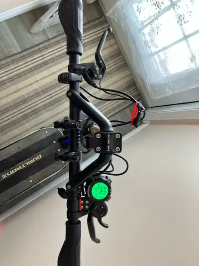 Bonne machine,très fiable, moteur au deux roues,batterie encore bonne(autonomie 80KM), roule à 65Km,...