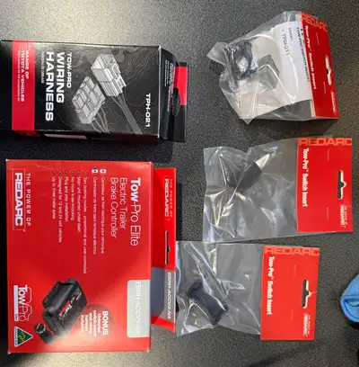 Brand new never opened RedArc EBRH-ACCV3-NA brake controller. Comes with wire harnesses as well as 3...