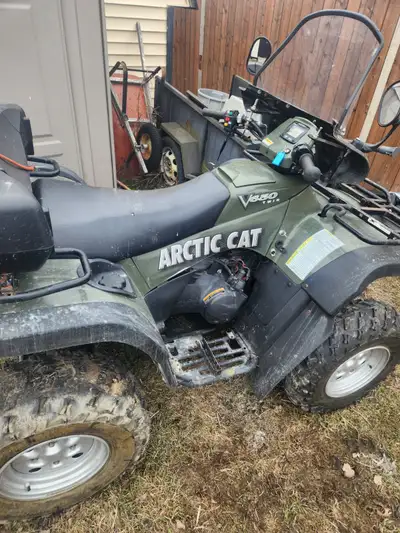 Vtt arctic cat 650 2004 en tres bon condition vien il a seulement 4003 kilometers dessu le moteur es...