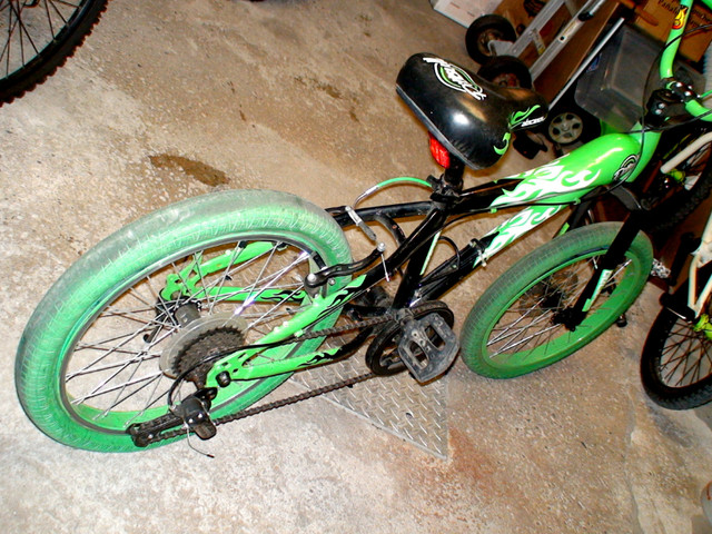 NOUVEAU PRIX : Vélo vert UNIQUE (moitié bicycle normal et BMX) dans Randonnée, ville et hybrides  à Ville de Montréal - Image 4