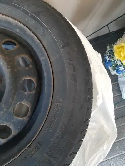Michelin X-ICE 175/70R14 x4 Used but good condition Used on Hyundai Accent (car died before the tire...