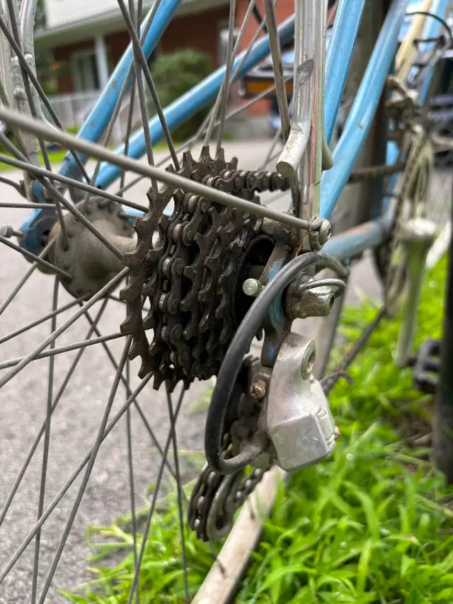 Vintage road bike in Road in Ottawa - Image 4