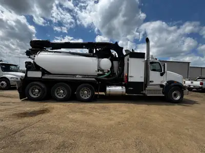 18 Peterbilt Tridrive triaxle hydro vac truck 18 speed 202000km 12900 hours Deleted paccar diesel Fu...
