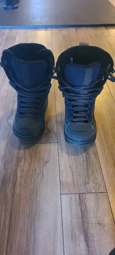Kids size 3. In good condition.