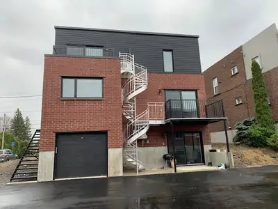 Beau grand 4 1/2 style condo à louer