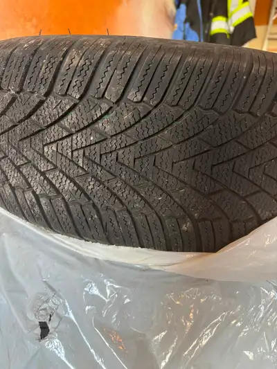 225/55R16 on steel rims. One winter season. They were on a 2007 Cadillac CTS