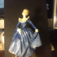 1965 ROYAL DOULTON HN2334 FRAGRANCE PORCELAIN WOMAN FIGURINE! 8"