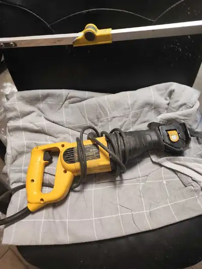 This powerful DeWalt DW304P reciprocating saw features a 10A motor with 0-2800 SPM and a 1 1/8-inch...