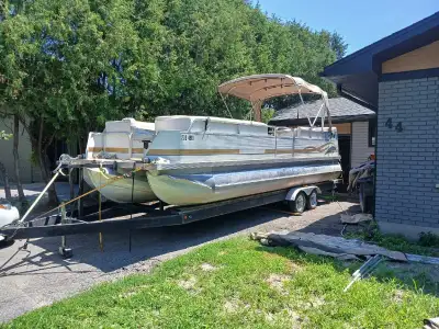 2003 24 foot Southland Luxuria RA with 3 keels. Motor is a 2014 Evinrude BRP 135hp. The motor is a 2...