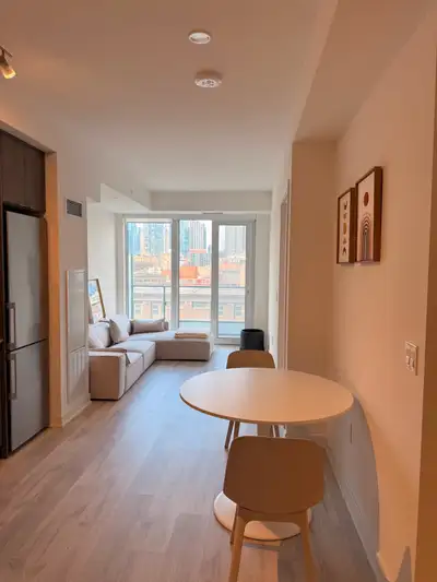 1 Bedroom and 1 private bathroom available for rent in a 2 bed 2 bath condo downtown. Bedroom has fu...