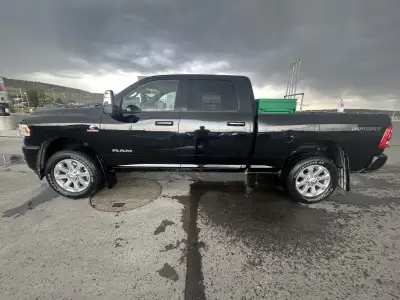 2024 Ram 2500 Laramie 4x4, fully loaded leather truck except sunroof. 1 owner. Garage kept. No accid...