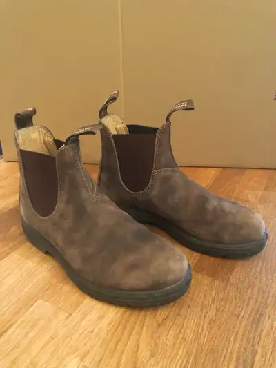 Blundstones model # 585. Size 9 1/2 US women’s. Rustic brown. Excellent condition. $240 new. Selling...