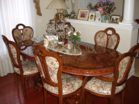 IT'S ALMOST NEW 8 PIECE ITALIAN DINING ROOM SET ALL SOLID WOOD!
