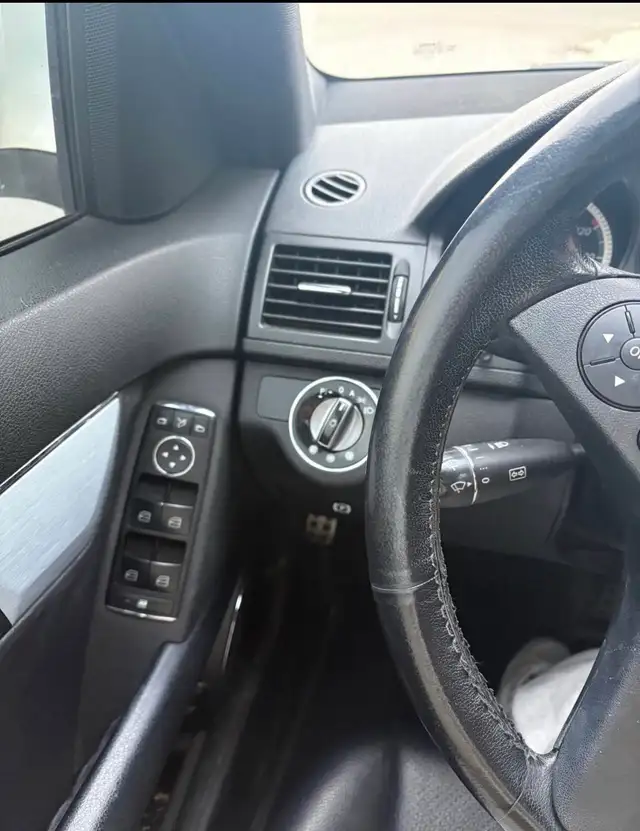 2009 mercedes benz  in Cars & Trucks in Calgary - Image 10