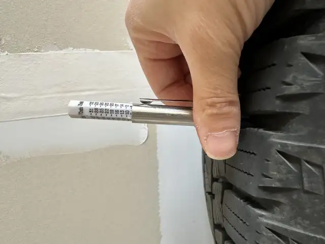 Bridgestone Blizzak on alloy rims 215/60r17 in Tires & Rims in Markham / York Region - Image 4