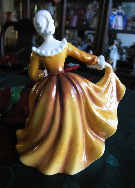 Royal Doulton Figurine (Kirsty HN2381) in Arts & Collectibles in Guelph - Image 3