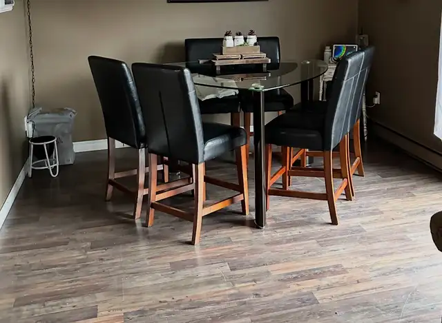 Kitchen table in Dining Tables & Sets in North Bay - Image 3