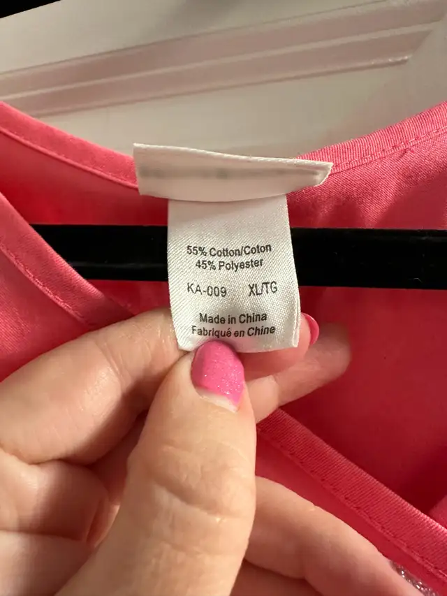 scrub top in Women's - Tops & Outerwear in Calgary - Image 3