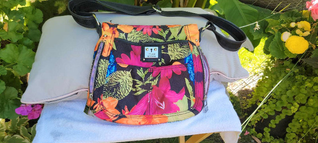Tyler Rodan Floral Crossbody Bag in Bags & Luggage in Vancouver - Image 3