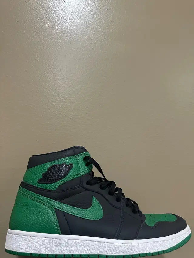 JORDAN 1 RETRO HIGH “PINE GREEN” (SIZE 13) in Men's Shoes in Mississauga / Peel Region - Image 2