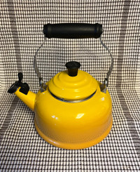 Le Creuset Whistling Kettle - Sun Yellow 